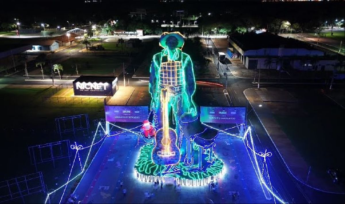 Parque do Peão: decoração natalina atrai visitantes