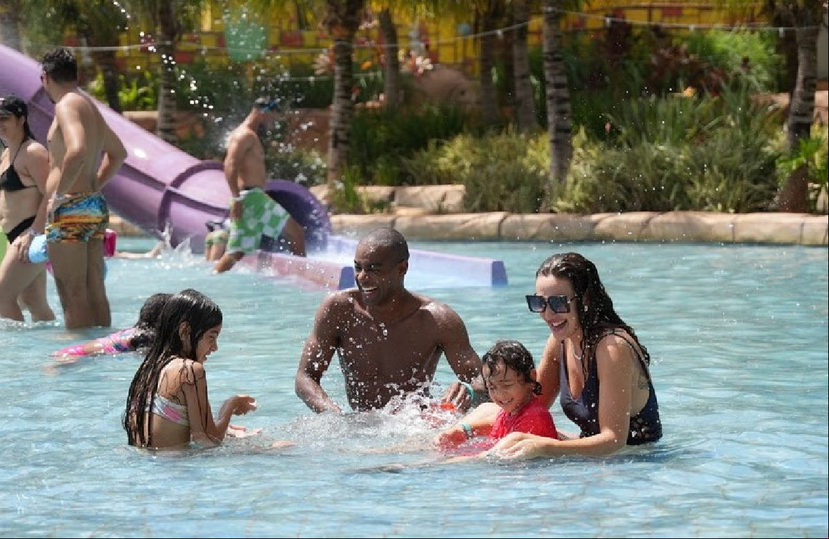 Férias no Thermas Water Park em São Pedro têm atrações para toda a família e combo especial