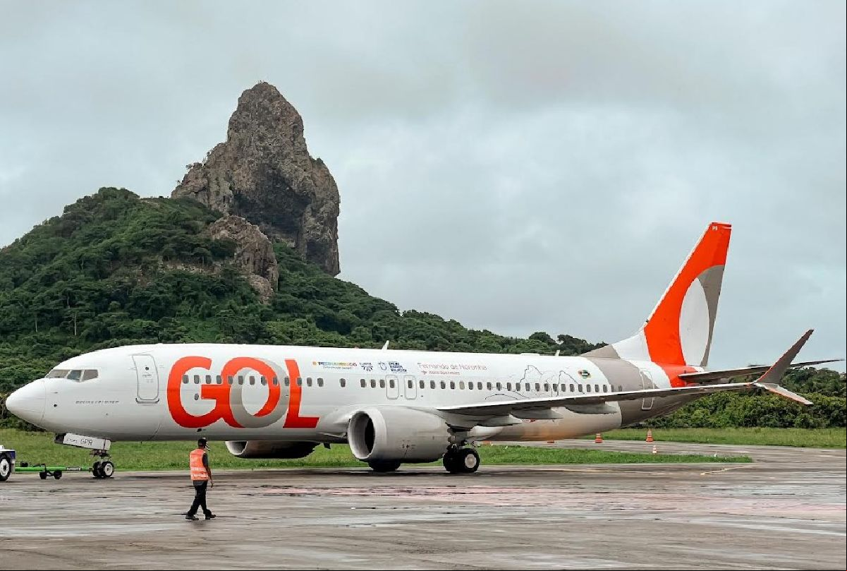 Aeronave com identidade visual do Governo de Pernambuco pousa em Fernando de Noronha