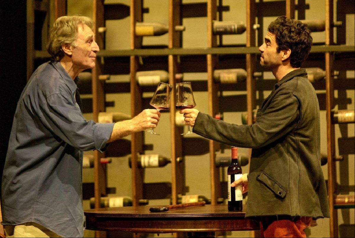 Herson Capri e Caio Blat voltam em cartaz com o sucesso Memórias do Vinho , no Teatro Renaissance, a partir de 05 de julho